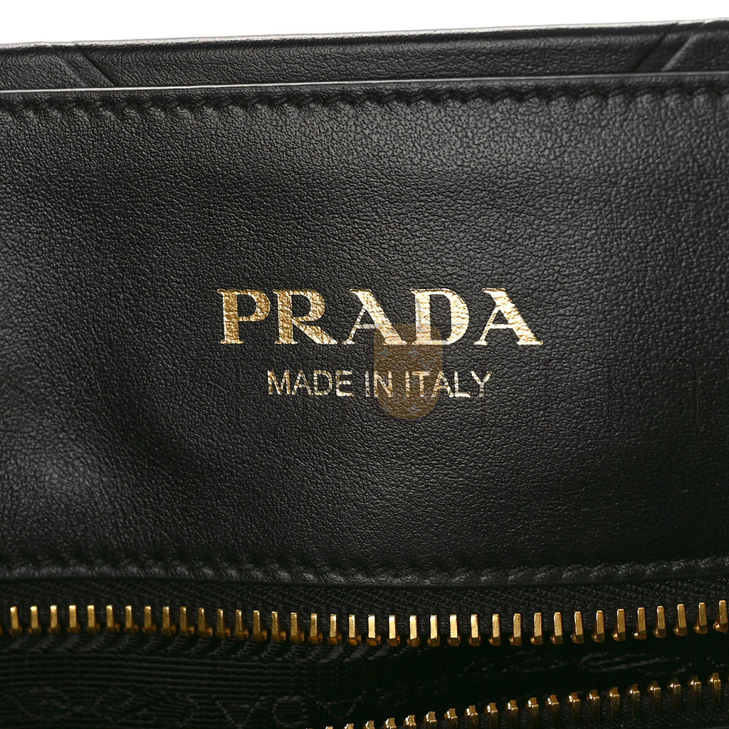Pra*a soft calfskin triangolo symbole embossed medium tote black (35*27*11cm)